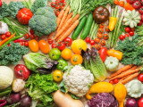 Toutes sortes de légumes différents sur une table