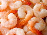 Un tas de crevettes roses décortiquées