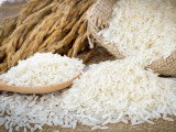 Du riz blanc sur une table avec une cuillère en bois