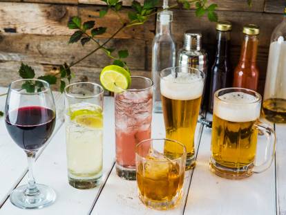 Différents types d'alcool sur une table