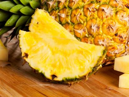 Un ananas entier et en tranches