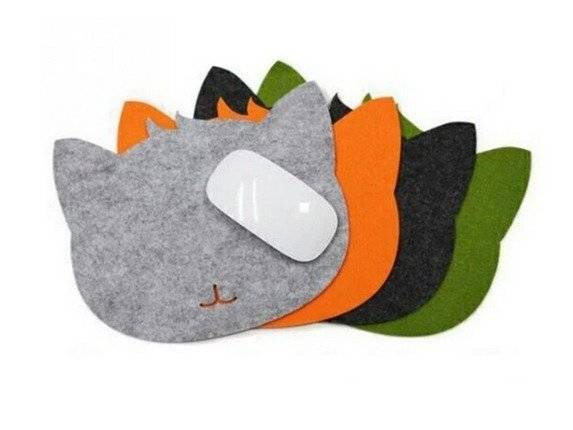 Un tapis de souris chat en cadeau pour quelqu'un qui aime les chats