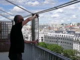 Pose d'un filet de protection sur le balcon pour protéger son chat d'une chute