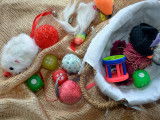 Toutes sortes de jouets pour chat sur une couverture