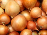 Un tas d'oignons entiers
