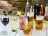 Différents types d'alcool sur une table