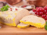 Du foie gras sur une planche de bois