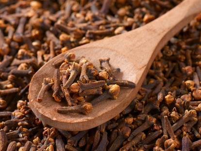 Des clous de girofle dans une cuill&egrave;re en bois