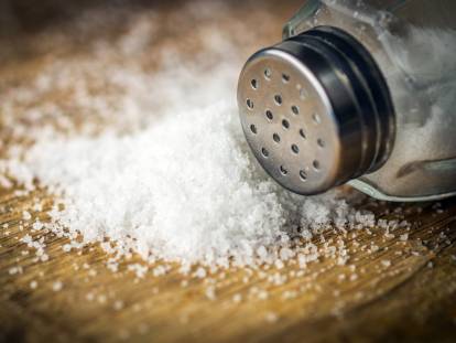 Du sel et une salière sur une table en bois
