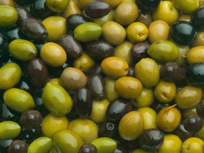 Un tas d'olives vertes et noires