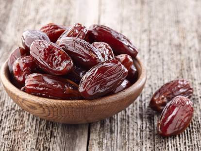 Un bol contenant des dattes