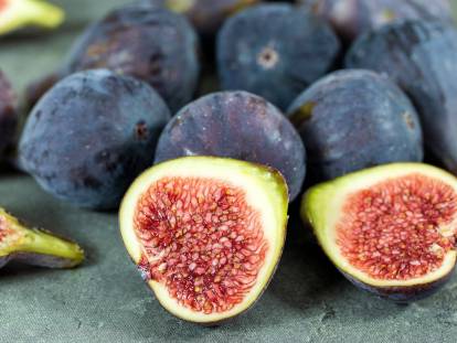Des figues sur une table