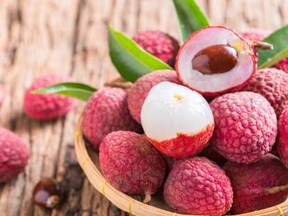 Des litchis dans un bol sur une table