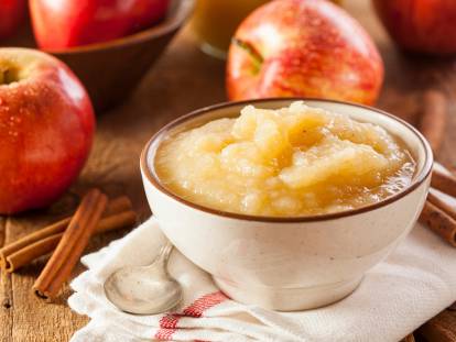 Un bol de compote de pomme sur une table