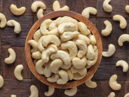 Un bol contenant des noix de cajou sur une table