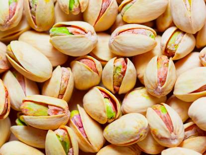 Des pistaches avec leur coquille