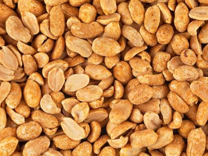 Des cacahuètes grillées et salées