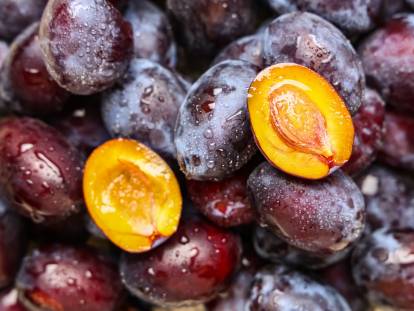 Des prunes fra&icirc;ches enti&egrave;res et coup&eacute;es