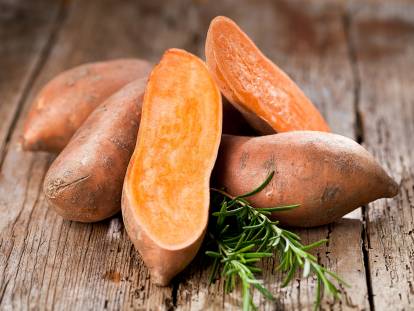 Des patates douces sur une table en bois