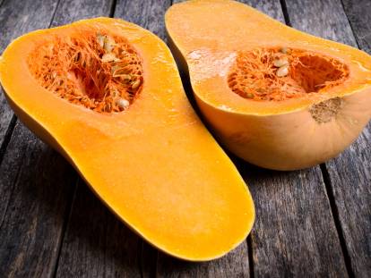 Un butternut ouvert en deux sur une table en bois