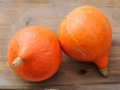 Deux potimarrons sur une table en bois