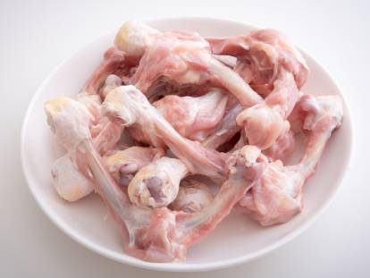 Des os de poulet dans une assiette