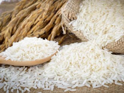 Du riz blanc sur une table avec une cuillère en bois