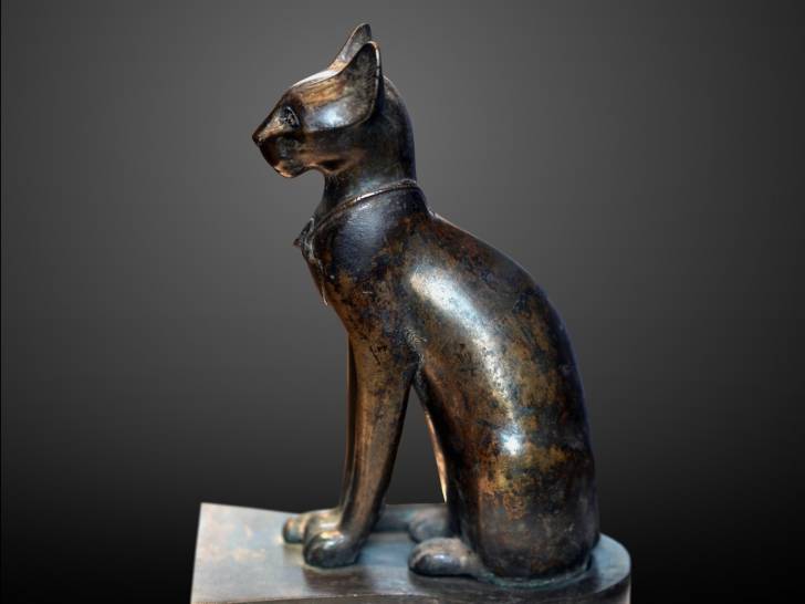 Statuette d'un chat en posture assise