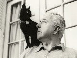 Jacques Prévert avec un chat noir sur les épaules