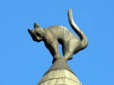 La statue « Le Chat Noir » installée sur la Maison du chat à Riga (Lettonie)