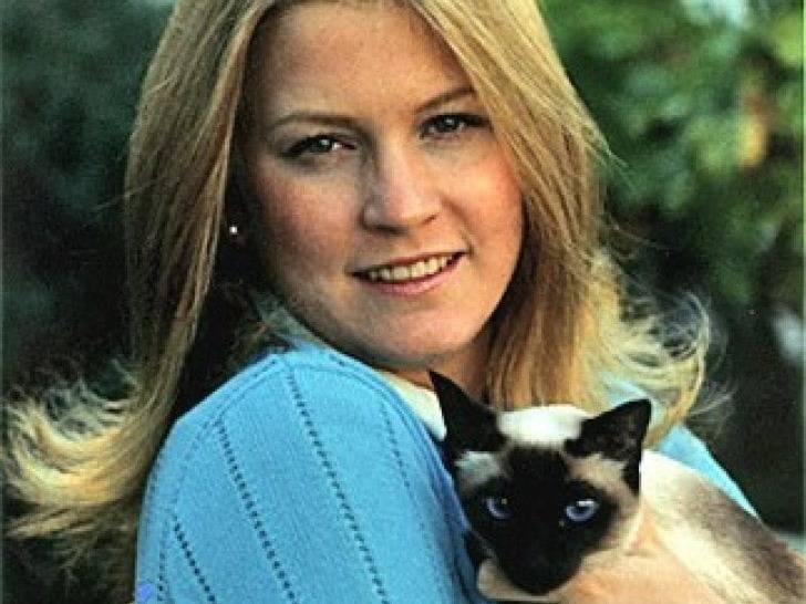 Susan Ford, fille du président Gerald Ford, tenant dans ses bras son chat Shan.