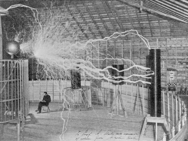 Illustration de Nikola Tesla durant une expérience autour de l'électricité