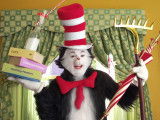 Scène du film « Le Chat chapeauté » montrant Mike Myers dans son costume de Chat Chapeauté tenant des livres et un parapluie