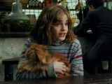 Hermione Granger tenant son chat roux Pattenrond dans ses bras dans le film « Harry Potter »