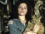 Une scène du film « Alien » dans laquelle Ellen Ripley tient dans ses bras le chat Jones