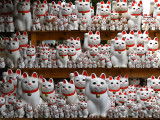 Les statues de chats maneki neko au temple Gōtoku-ji, à Tokyo (Japon)