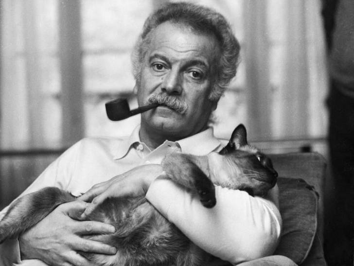Georges Brassent tenant son chat dans ses bras