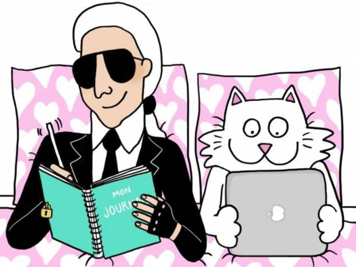 Une image de la bande dessinée « Karl’s Secret » montrant Choupette avec une tablette et Karl Lagerfeld écrivant dans son journal intime dans leur lit