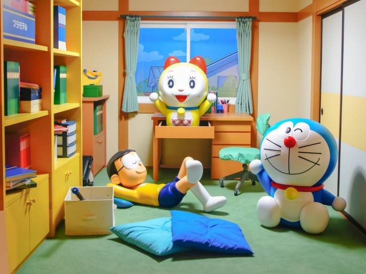 Figurines de Doraemon et Nobita dans leur chambre