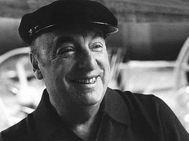 Un portrait de Pablo Neruda en noir et blanc