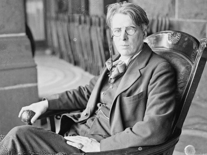Un portrait en noir et blanc de William Butler Yeats
