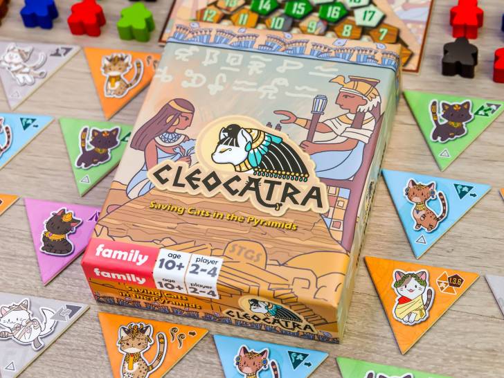 La boîte du jeu «Cleocatra» et son contenu posés sur une table