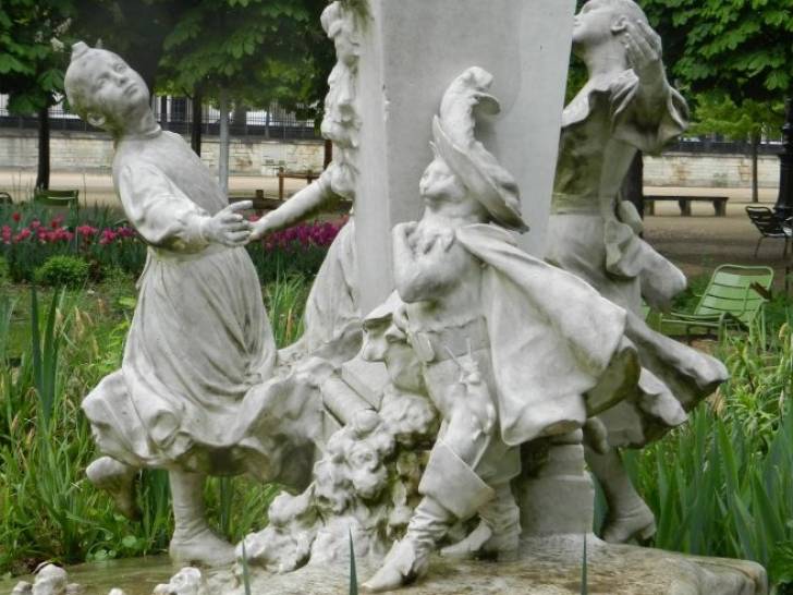 La statue du Chat botté, dans le parc des Tuileries à Paris (France)