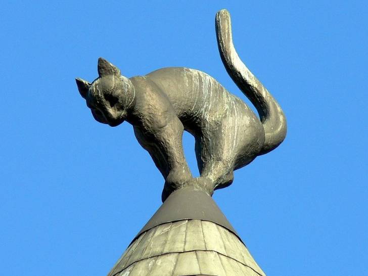 Une des statues installées sur le toit de la Maison du chat, à Riga (Lettonie)