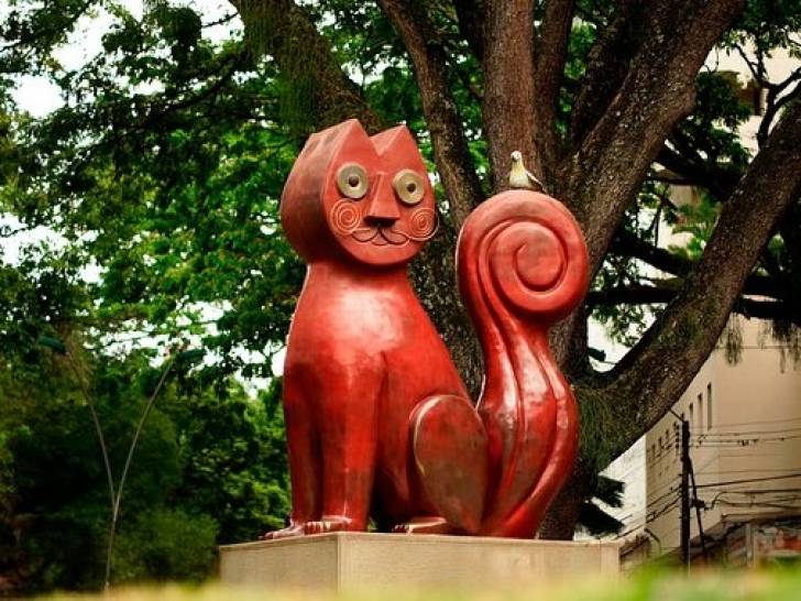 La statue « El Gato del Río » (« Le Chat de la rivière ») à Cali, en Colombie