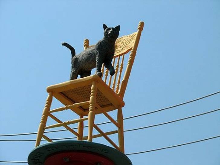 Une statue d'un chat noir sur une chaise géante à Kensington Market, dans la ville de Toronto (Canada)