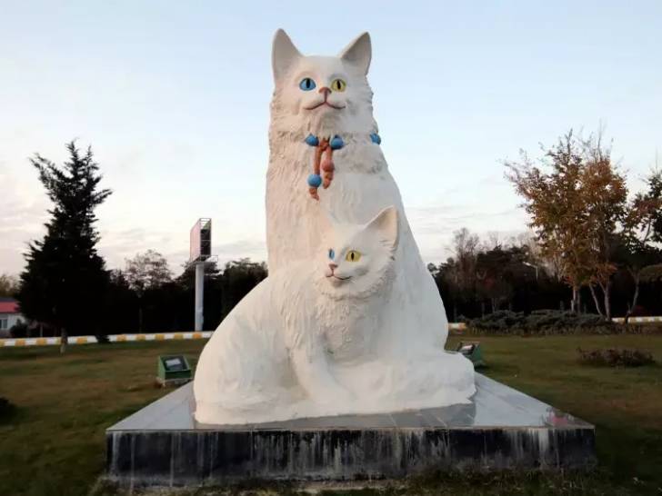 La statue « Van Kedisi Heykeli » (« statue des chats Turcs de Van ») à Van, en Turquie