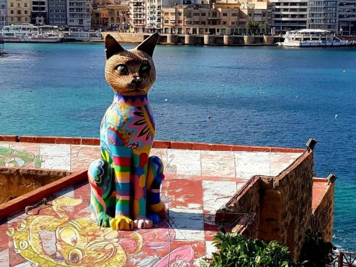 La statue de chat coloré de Sliema (Malte)