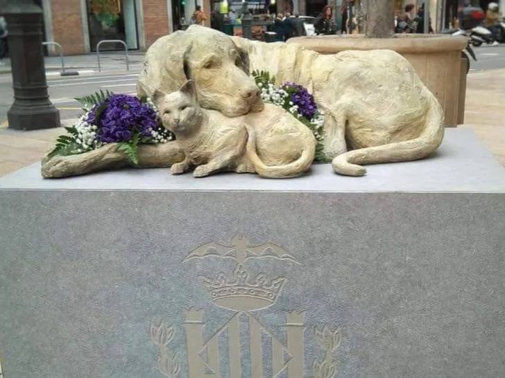 La statue de la chatte Soledad et du chien Tristán à Valence (Espagne)