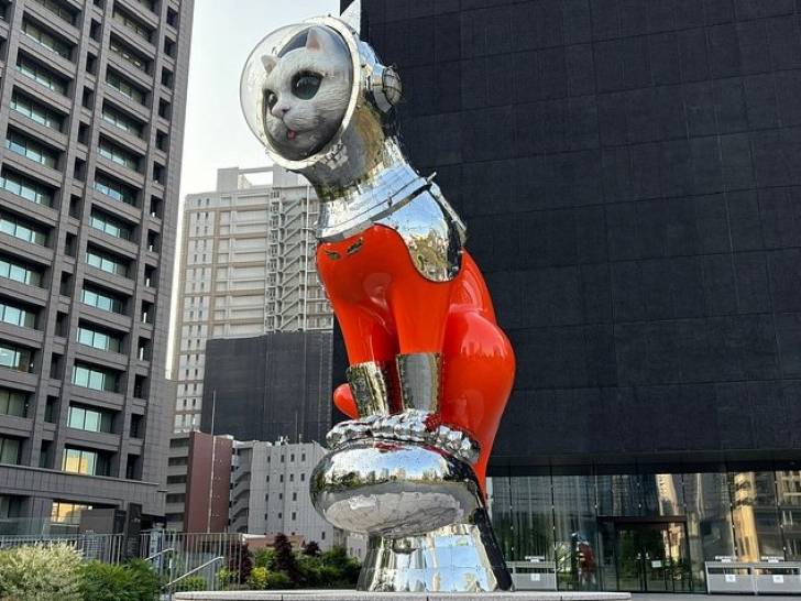 La statue « Ship’s Cat (Muse) » devant le Musée des Beaux-Arts d'Osaka (Japon)